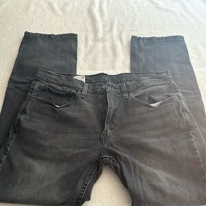 Men’s Levi Jeans 514. W: 34 L: 32. Straight Cut.